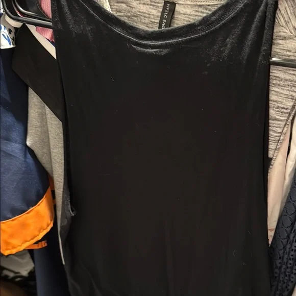 Victoria’s Secret PINK sleeveless workout shirt - Picture 6 of 6